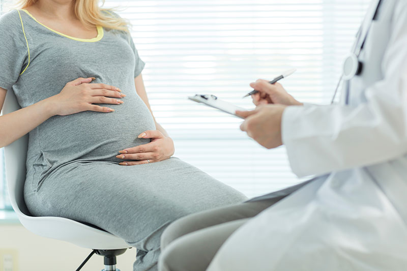 診察を受ける妊婦