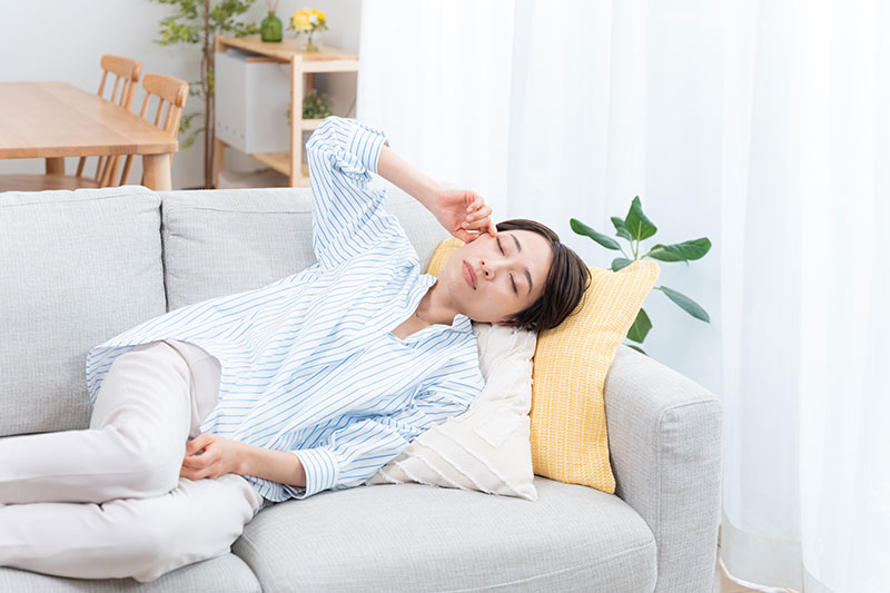 ソファーで寝る女性