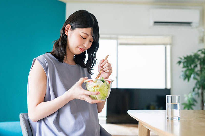 サラダを食べる女性