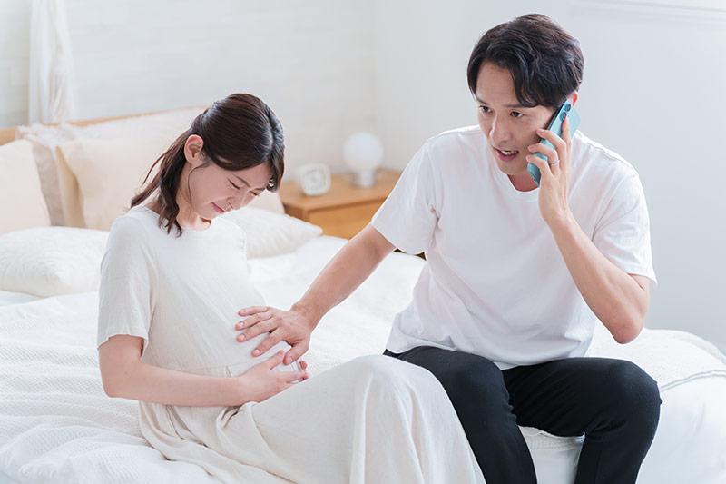 産婦人科に電話する夫