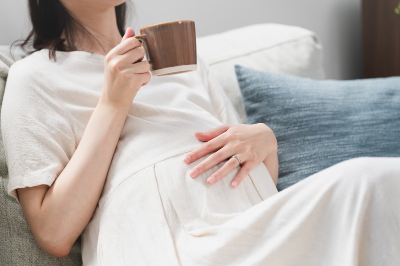 ソファーに座る妊婦