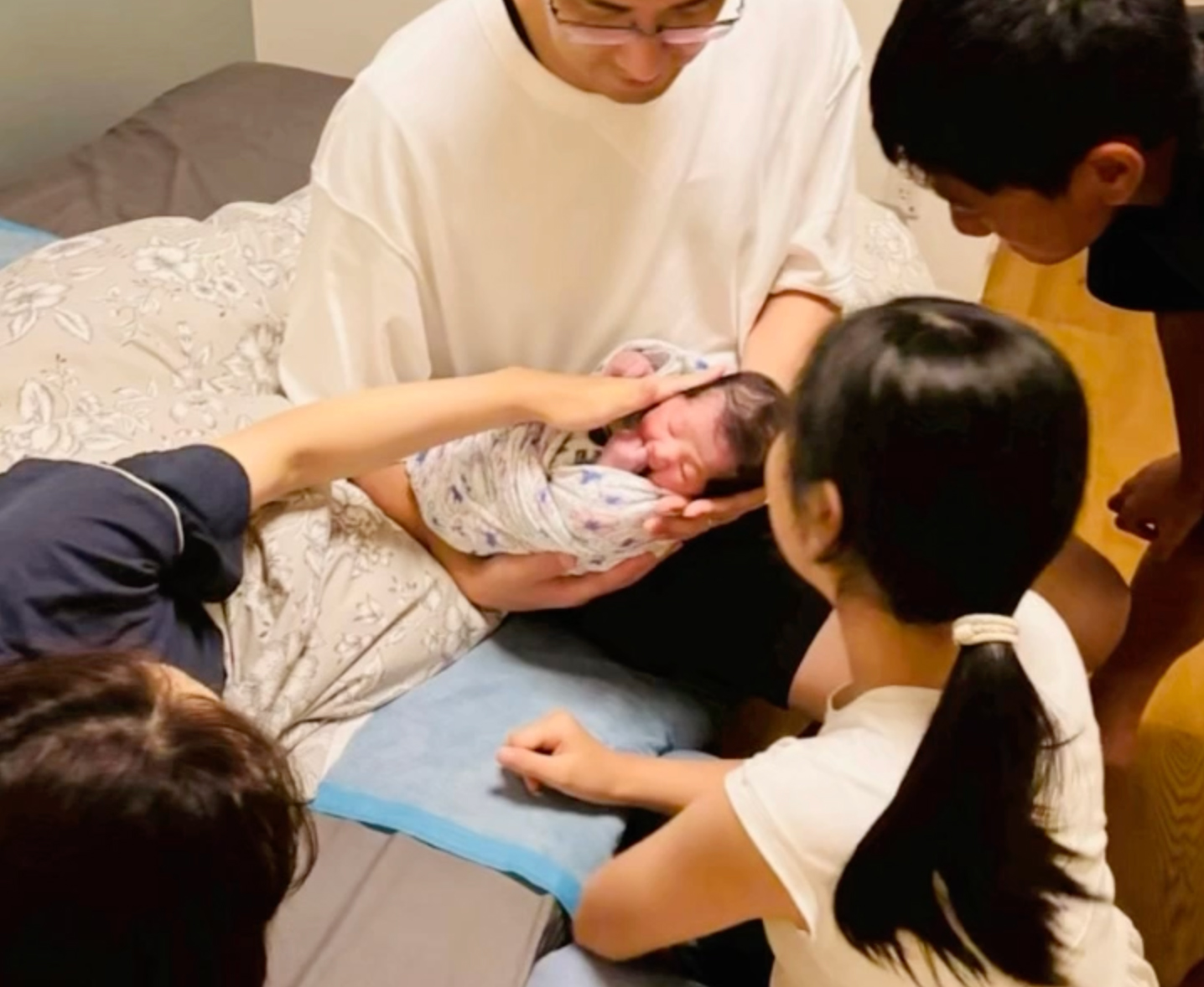 家族で赤ちゃんを迎える様子