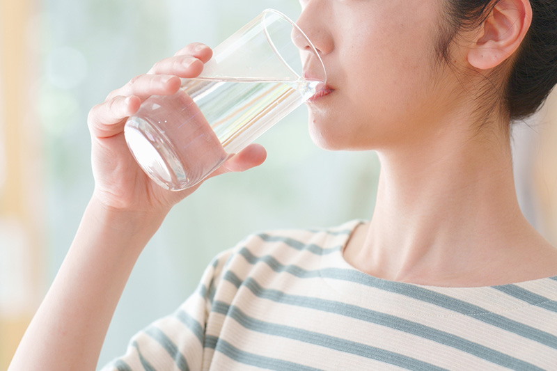 水分補給をする女性