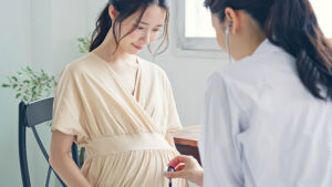 診察を受ける妊婦