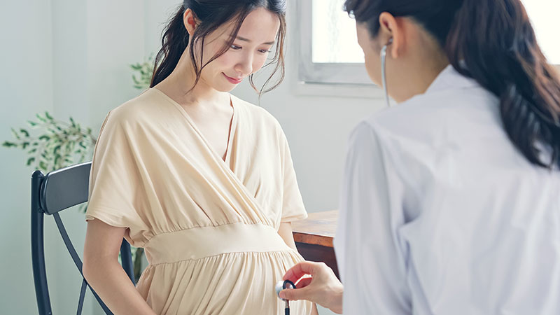 診察を受ける妊婦