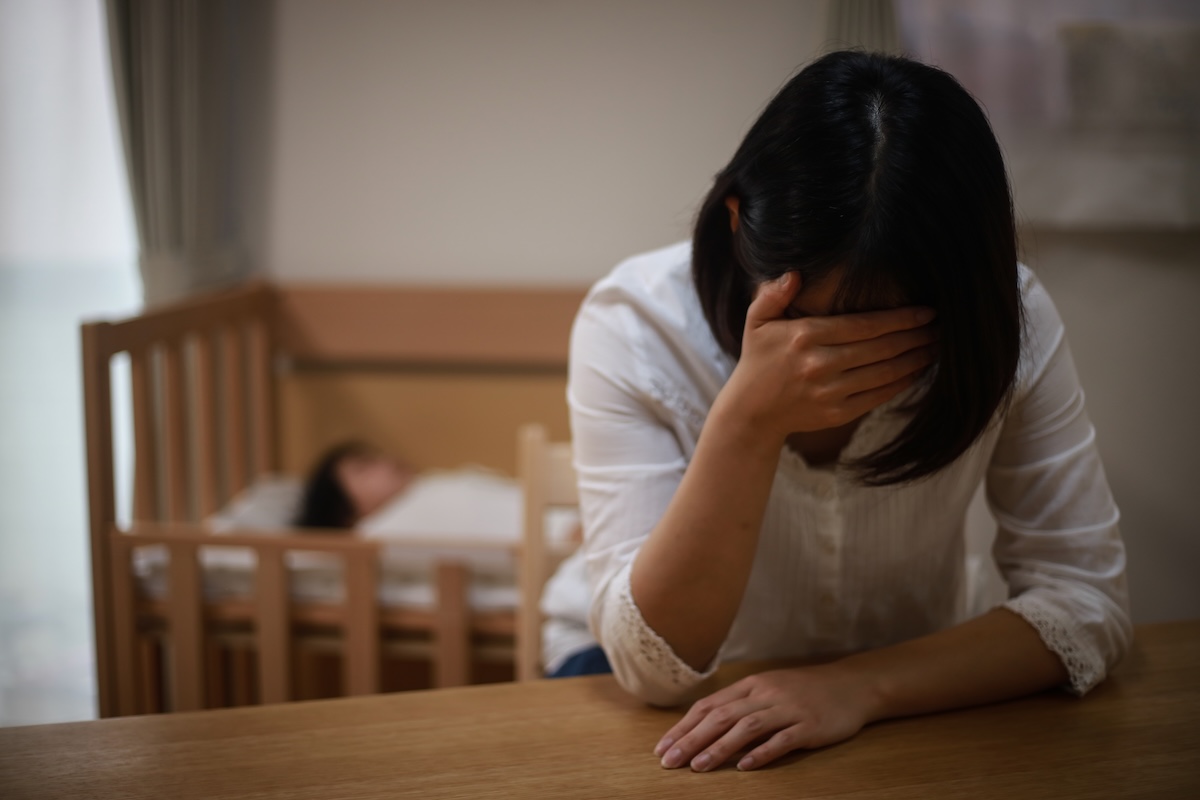 子育てに悩む母